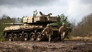 Coronel es atropellado con un tanque de guerra por uno de sus soldados rusos a modo de protesta