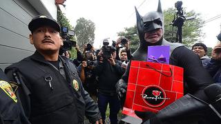 PPK: Curioso 'Batman' lo visita y le lleva este regalo tras el triunfo [FOTOS]