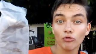 Facebook: joven vendedor de chocolate causa furor con peculiar estilo (VIDEO)