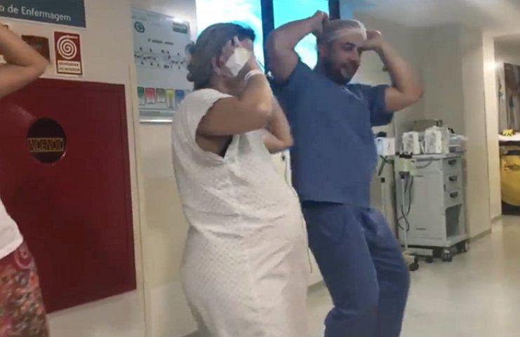 Doctor baila 'Despacito' con sus pacientes embarazadas para ayudarlas en el parto (VIDEO)