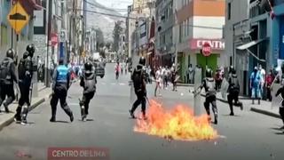Ambulantes lanzaron bombas molotov contra fiscalizadores y dejaron dos heridos  | VIDEO