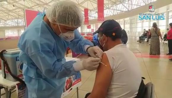Hugo Sotil recibió la primera dosis de la vacuna contra el coronavirus. (Captura: Municipal de San Luis)