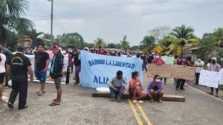 Cientos de pobladores bloquean la carretera Yurimaguas-Tarapoto exigiendo construcción de colegio