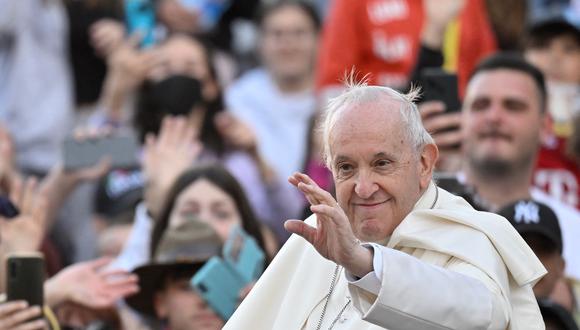 El Papa Francisco saluda durante la peregrinación de adolescentes italianos a la plaza de San Pedro en el Vaticano, el 18 de abril de 2022. (Foto de Alberto PIZZOLI / AFP)