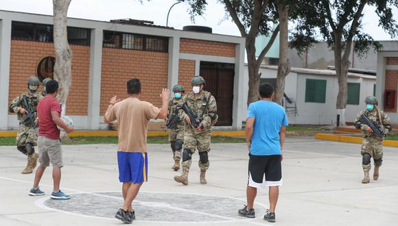 Un grupo de de infractores, incluso, jugaba fulbito en una losa deportiva de Sullana, en Piura.  (Foto: Andina)