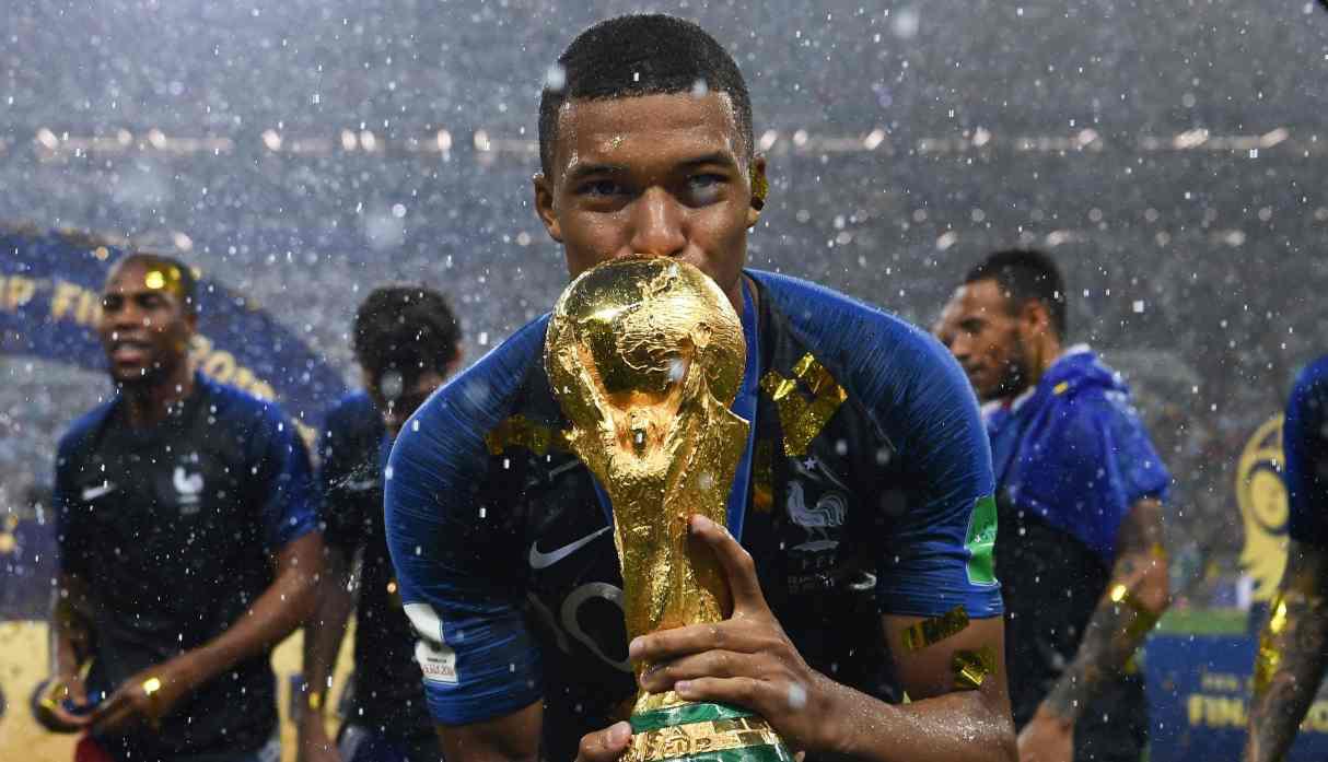 -- AFP PICTURES OF THE YEAR 2018 --

France's forward Kylian Mbappe kisses the World Cup trophy after winning the Russia 2018 World Cup final football match between France and Croatia at the Luzhniki Stadium in Moscow on July 15, 2018. RESTRICTED TO EDITORIAL USE - NO MOBILE PUSH ALERTS/DOWNLOADS

 / AFP / FRANCK FIFE / RESTRICTED TO EDITORIAL USE - NO MOBILE PUSH ALERTS/DOWNLOADS

