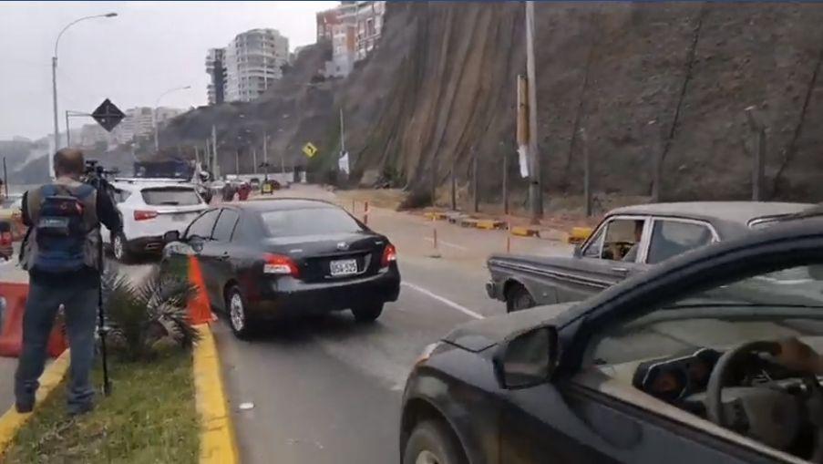 Congestión vehicular se reporta en ambos sentidos a la altura de la playa Los Yuyos donde se reportó derrumbe. (Captura: RPP/Facebook)
