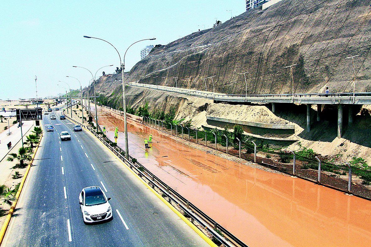 Aniego inunda la Costa Verde