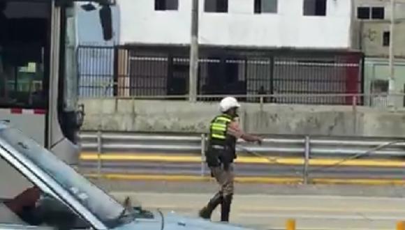Facebook: Así paró un policía el Metropolitano para salvar un gatito [VIDEO]