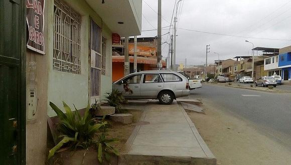 Villa El Salvador: conductor estaciona su vehículo en vereda