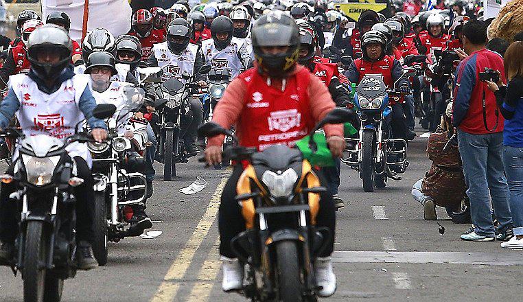 Fiestas Patrias: Motos toman Lima y la pintan de rojo y blanco