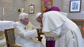 El Papa emérito Benedito XVI “está muy enfermo” y Francisco llama a los fieles a rezar por su mejoría