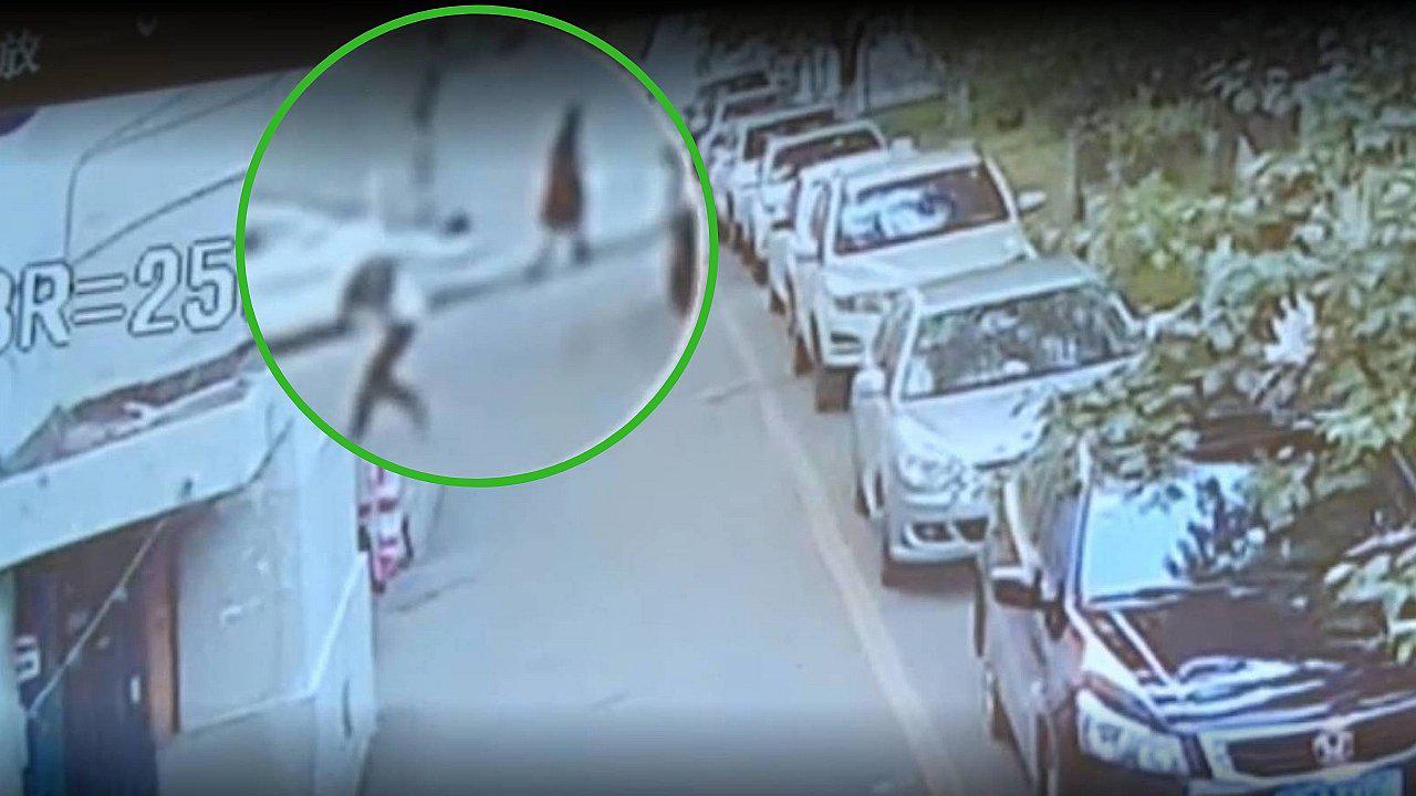 Hombre salva a niño que caía desde el quinto piso | VIDEO