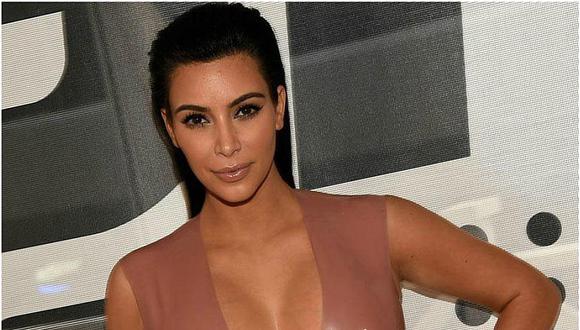 Kim Kardashian publica sexy foto con modelos por lanzamiento de su nueva fragancia
