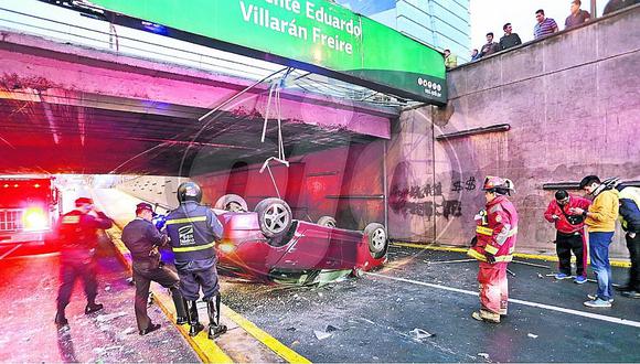 San Isidro: auto cae de puente Eduardo Villarán y chofer sobrevive ¡de milagro!
