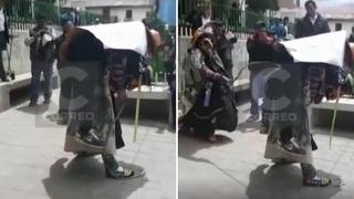 Huacones castigan a 'chicotazos' al "gobernador" regional de Junín (VIDEO)