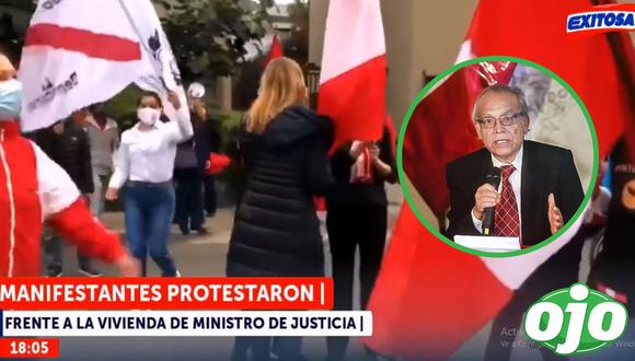 En las imágenes se ve que los manifestantes portaban banderas y exigían la renuncia de Aníbal Torres. (Foto: Radio Exitosa)