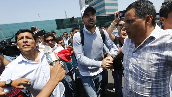 Claudio Pizarro llega a Lima y causa euforia de los hinchas en el aeropuerto [FOTOS] 