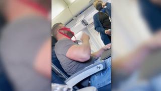 Con una tanga roja como cubrebocas intenta viajar en avión