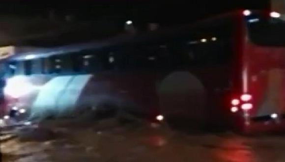 Chosica: nuevo huaico cae y bus queda atrapado en mitad de la vía (VIDEO)