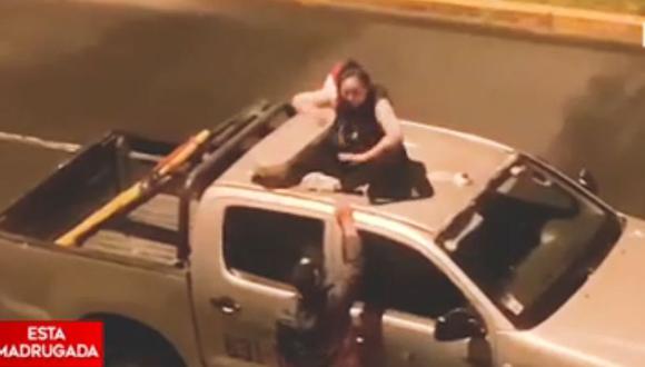 Una joven se subió a techo de camioneta de serenos de San Borja durante intervención. (Captura: América Noticias)