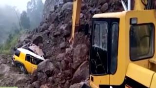 Conductor quedó atrapado en su auto tras caída de rocas en Cajamarca: “Fue muy duro para mí” | VIDEO 