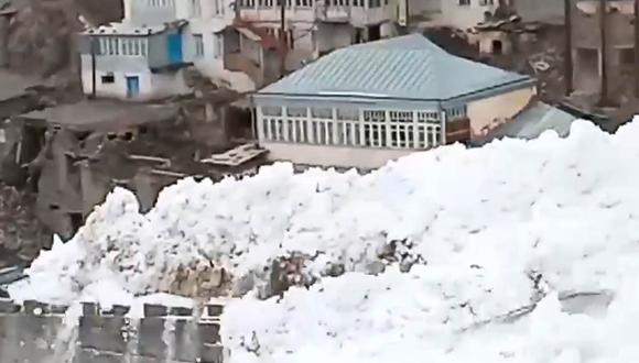 La avalancha de nieve no cobró víctimas ni destruyó casas. Sin embargo, el pueblo de Tsakhur quedó aislado. | Foto: @bazabazon/Twitter