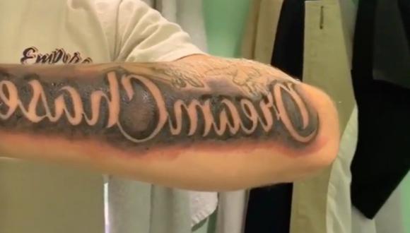 Un joven aspirante a rapero se volvió tendencia por su tatuaje que solo puede ser leído de forma correcta frente a un espejo. | Crédito: Jam Press.