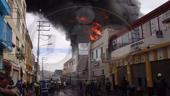 Arequipa: se registra incendio de gran magnitud en centros comerciales (VIDEO)