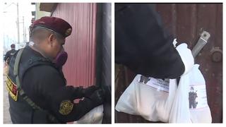 Policías regalan bolsas de pan a vecinos de zonas pobres del Callao durante cuarentena | VIDEO