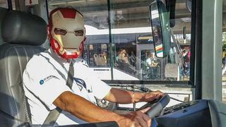 Chofer de bus, fanático de "Avengers: Endgame", se luce con la máscara de ‘Iron Man’