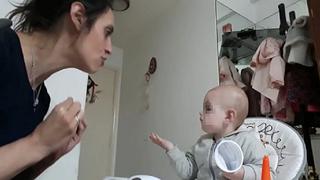 El enternecedor video de una mamá y su bebé que no quiere comer papa (VIDEO)