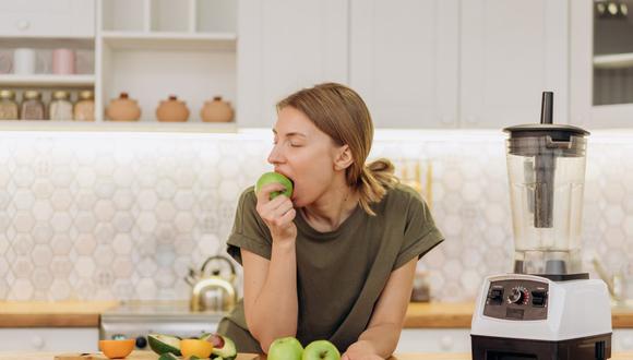El consumo de frutas de forma entera nos ayudan a reducir la ansiedad. (Foto: Mikhail Nilov / Pexels)