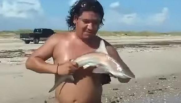 YouTube: Quiso tomarse fotito con tiburón bebé pero ocurrió algo espeluznante (VIDEO)