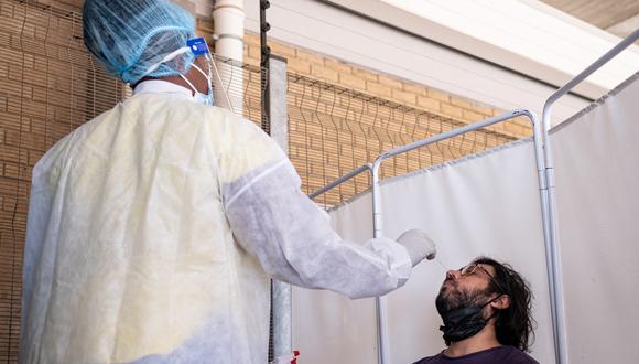 Un trabajador de la salud realiza una prueba PCR Covid-19 en el laboratorio Lancet en Johannesburgo. (Foto: EMMANUEL CROSET / AFP)