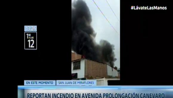 Fuego arrasó con parte de una vivienda en San Juan de Miraflores. (Captura de video)
