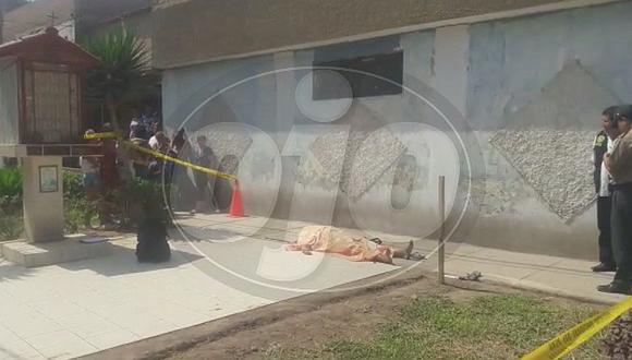 Asesinan de cuatro balazos a hombre frente a su esposa e hija en Comas (VIDEOS)