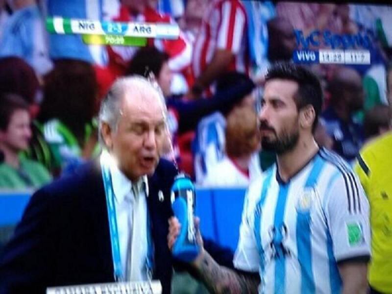 Jugador argentino le echa agua a técnico mientras daba instrucciones [VIDEO]