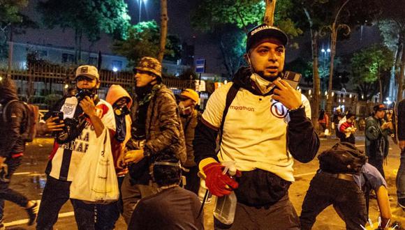 Los "compadres" se unieron en la primera línea durante las protestas contra Manuel Merino. (Fotografía: Gabriel Vargas / @Gabriel_Floyd)