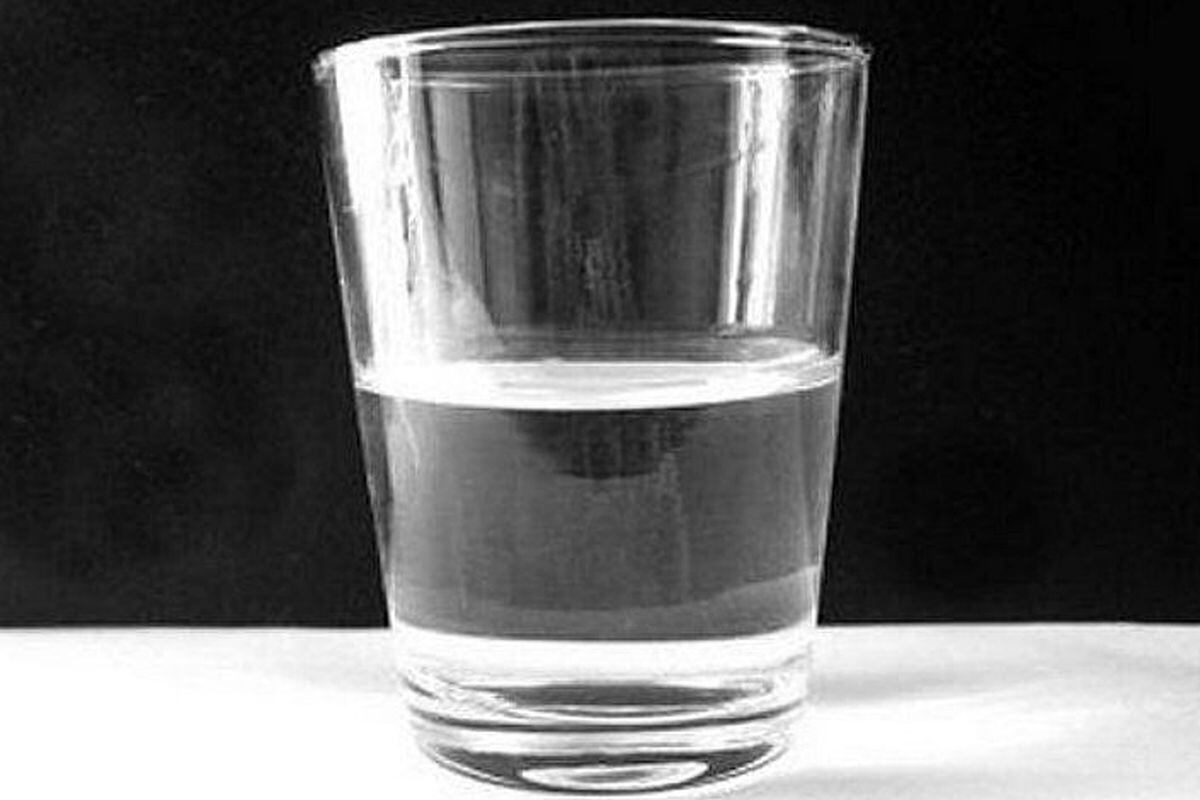 Por qué poner un vaso de agua debajo de la cama? y ¿Qué significa ...