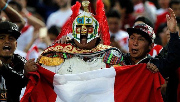Perú vs. Chile: Hincha alienta a Selección Peruana enmascarado con símbolo patrio [FOTOS]