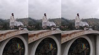 Coronavirus en Perú: Sacerdote oficia misa desde el techo de su iglesia y pide a fieles no salir de casa | VIDEO