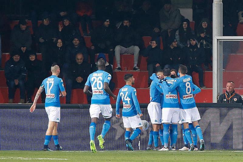 ​Nápoles vence 2-0 al colista Benevento y sigue líder en Italia (VIDEO)