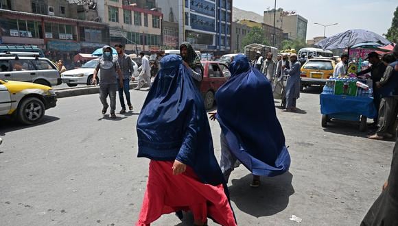 La Asociación Revolucionaria de Mujeres de Afganistán describió en un listado las prohibiciones y maltratos que sufren las mujeres bajo el mandato talibán. (Foto: Sajjad HUSSAIN / AFP)