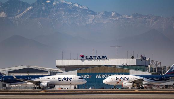 Ambas aerolíneas deberán efectuar el reembolso directo a los consumidores afectados, es decir, sin que estos tengan que solicitarlo. (Foto: AFP)