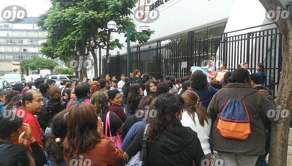 Trabajadores impagos del Gobierno Regional del Callao protestan en la Contraloría