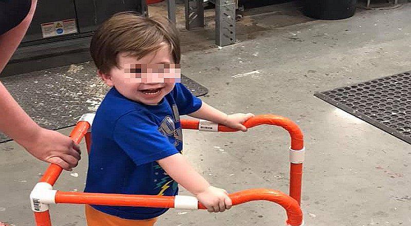 La reacción de un niño al recibir un andador construido por empleados de una tienda | FOTOS