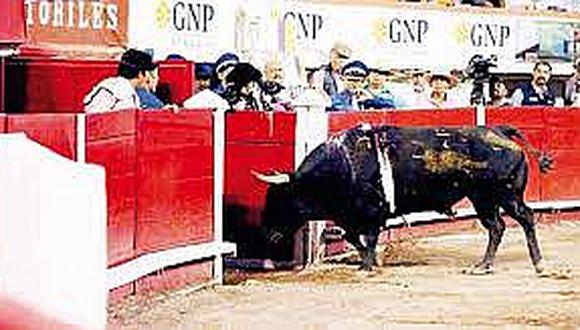 ​Torero pide que dejen vivo al toro, pero público lo quería muerto