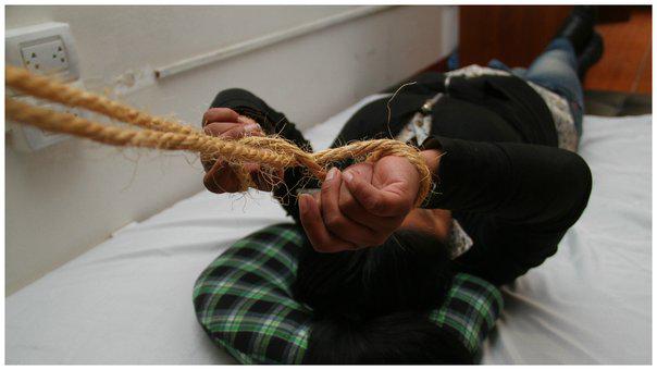 Junín: Amarran a adolescente a su cama para que no se escape   