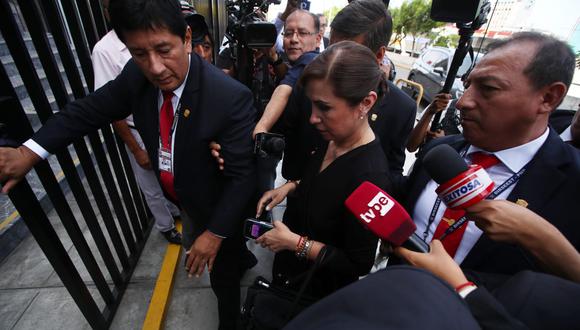 La fiscal suspendida, Patricia Benavides, arribó a la sede de la Junta Nacional de Justicia junto a su defensa legal. (Foto: jorge.cerdan/@photo.gec)